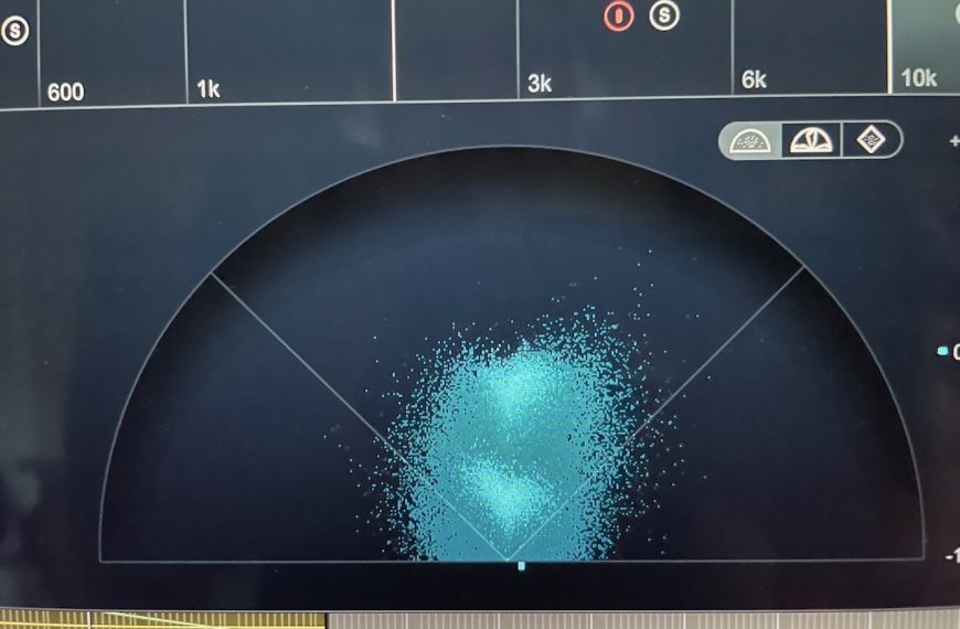 A stereo imager plugin shows a scatter plot that has taken the shape of two hearts on top of each other.