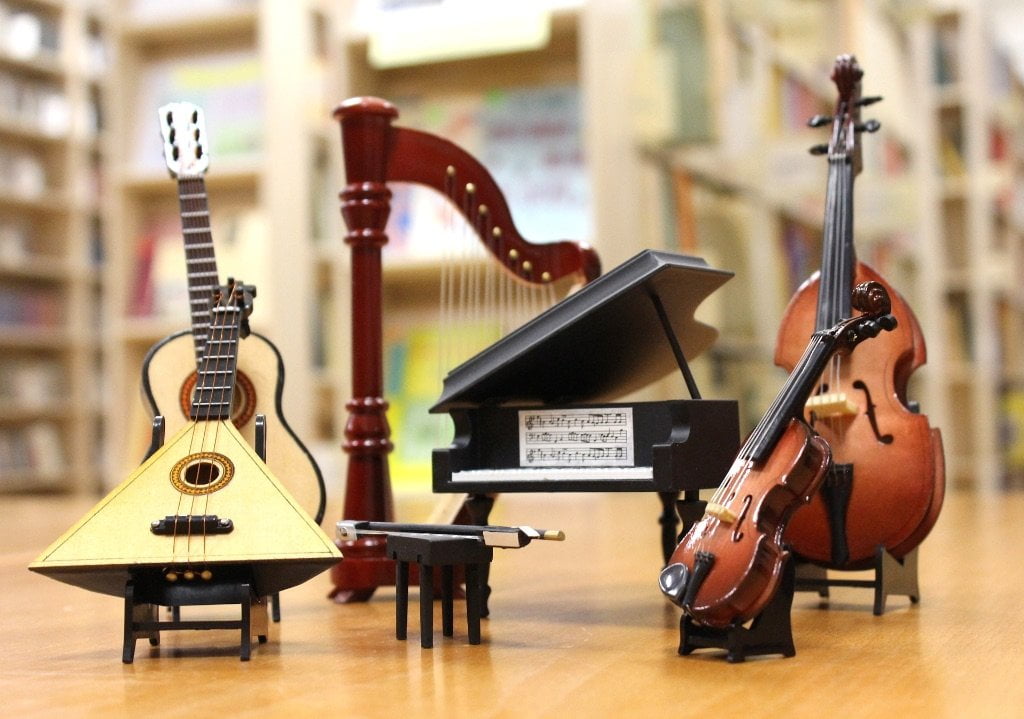 Toy instruments including a harp, a piano, and a cello.
The photo is by klimkin via https://pixabay.com/users/klimkin-1298145/