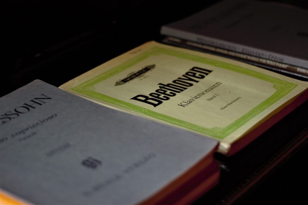 Books of classical music including Beethoven's Klaviersonaten are in stacks.